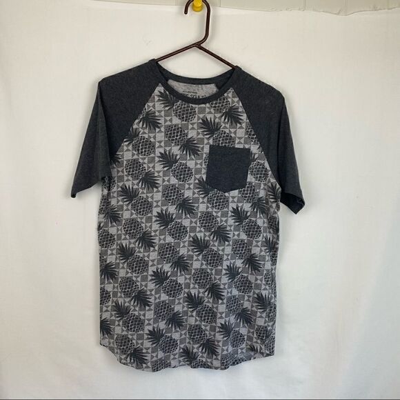 Pineapple shirt!   - Picture 2 of 6